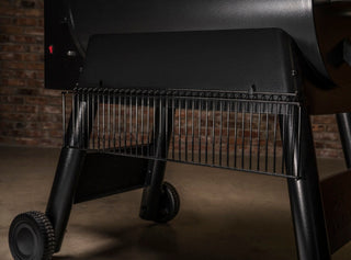 Traeger Pro 780 esančią viršutinę lentynėlę galima išimti ir patogiai pakabinti